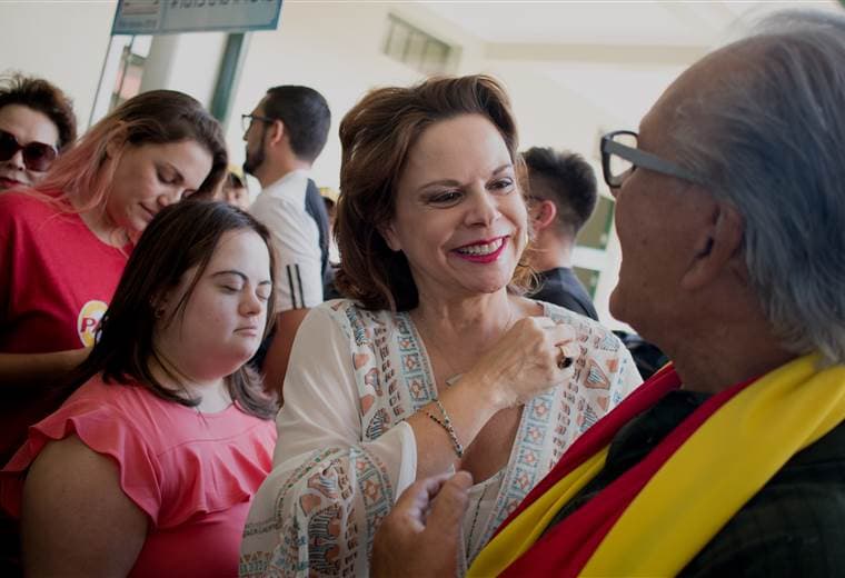 Vicepresidenta Ana Helena Chacón emitió su voto en la escuela Pilar Jiménez en Guadalupe