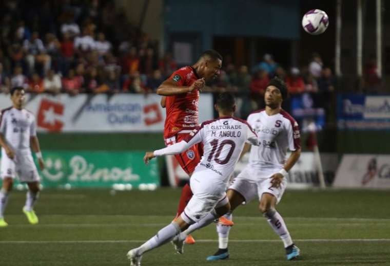 Christian Bolaños sentencia un valioso triunfo de Saprissa en San Carlos