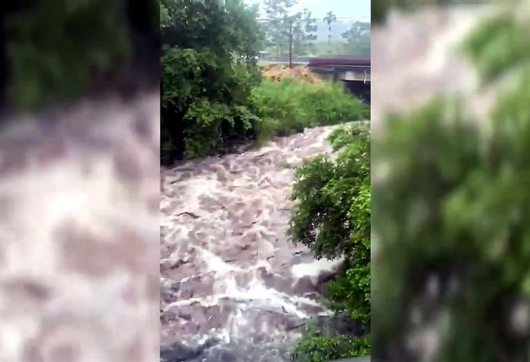 Cruz Roja busca a hombre arrastrado por cabeza de agua en río de Guápiles