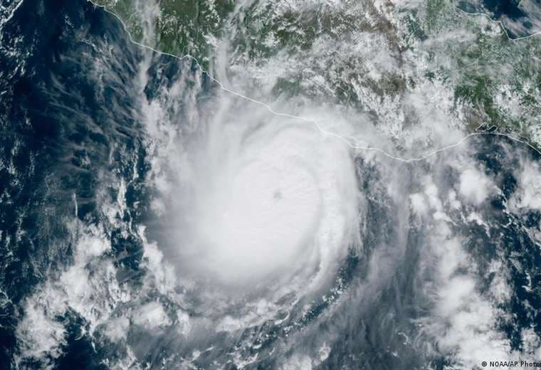Huracán Polo retoma fuerza y pone en alerta al occidente de México