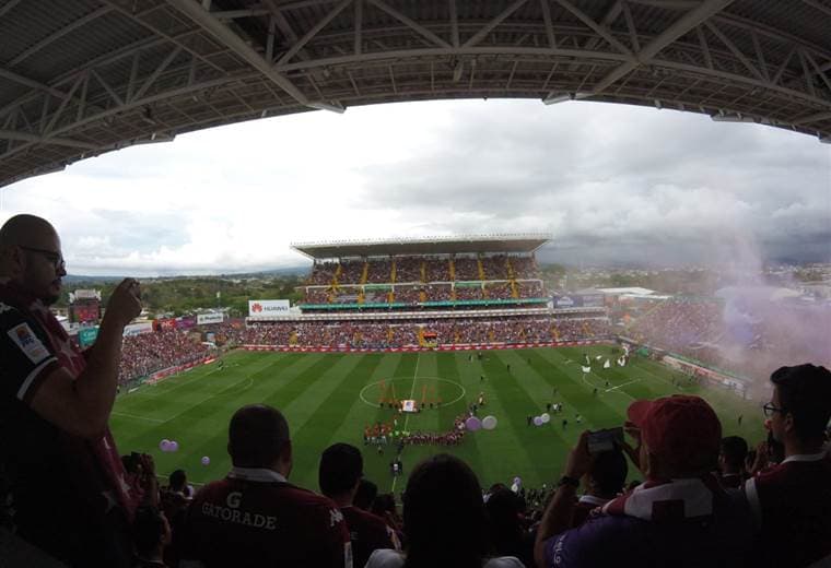 Ministro de Salud: 'Personas con dolor de garganta y tos no deben ir a los estadios'