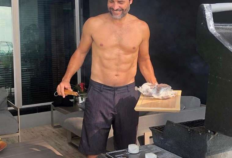 Chayanne hizo hamburguesas enseñándolo todo