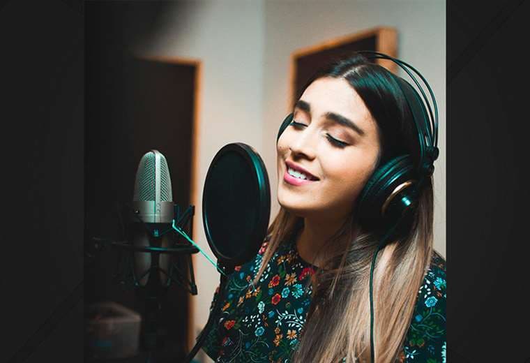 Sharon Abarca lanza 'Sofá'