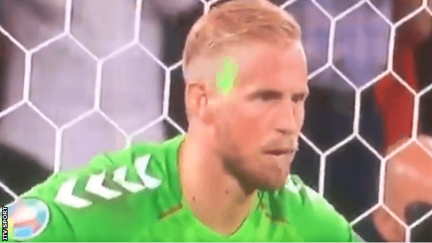 UEFA abre expediente contra Inglaterra por el láser usado contra el portero danés