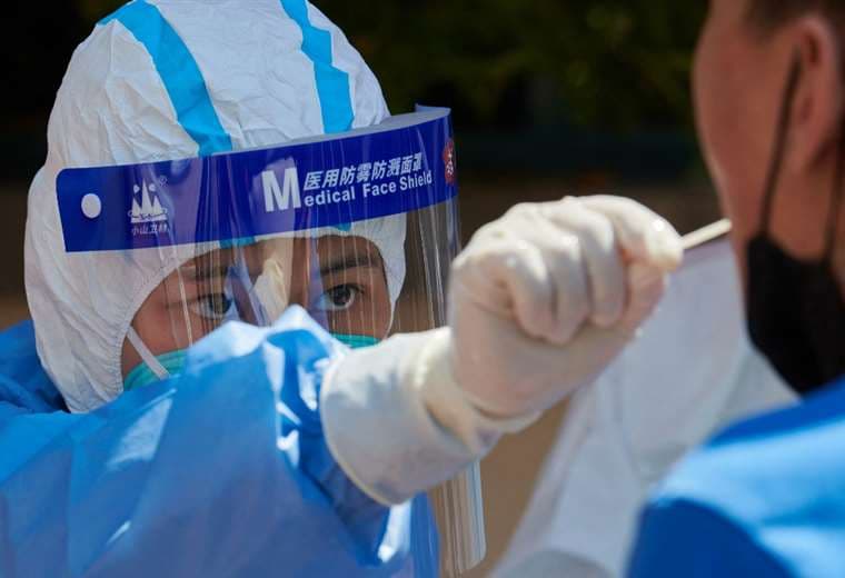 OMS levanta alerta máxima por pandemia de COVID-19