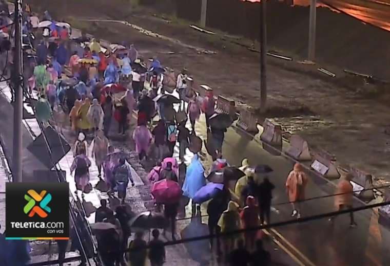 Romeros deben caminar con prendas llamativas para evitar accidentes