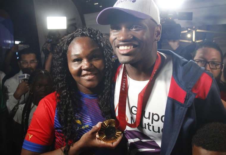 Sherman Guity se baña con el cariño del pueblo a su regreso de París 2024