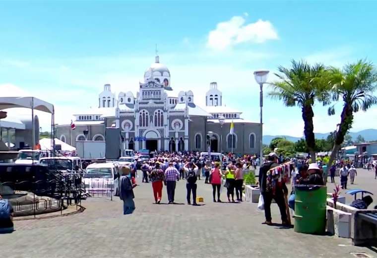 Romeros de la Zona Sur llegan a la Basílica de Los Ángeles con fe y devoción