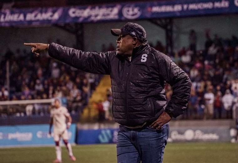 Medford destaca solidez de Saprissa y calienta la vuelta: "Quiero ver un infierno en casa"