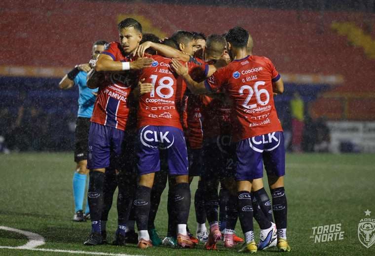 San Carlos golea a Guadalupe y casi que lo envía a Segunda