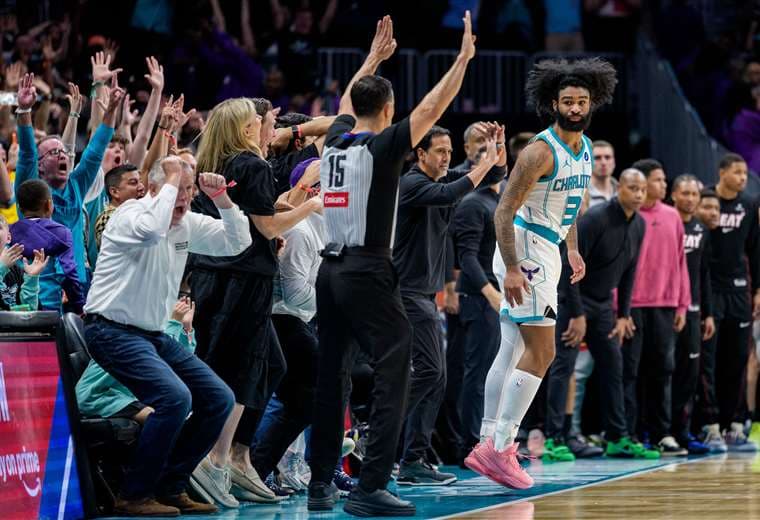 Hornets vencen al Heat y quedan a un paso de playoffs; Trail Blazers avanzan con Splitter