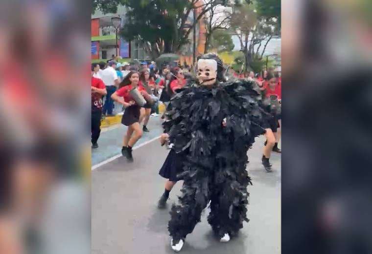 Estudiantes marchan en la UCR con bandas en defensa del FEES 2027