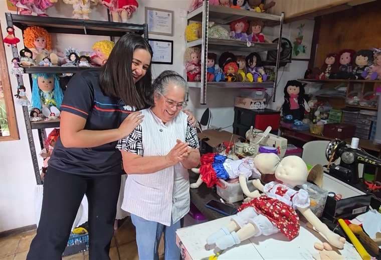 La abuela que a sus 82 años fabrica la muñeca de trapo más pequeña del país