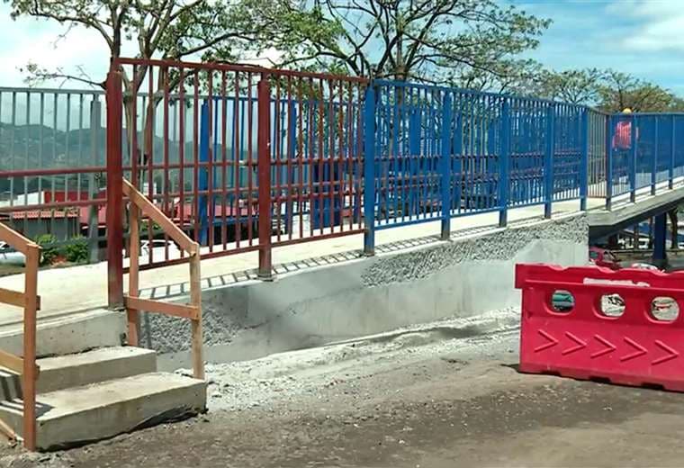 Nuevo puente peatonal en Hatillo 8 genera críticas por incumplir Ley 7600
