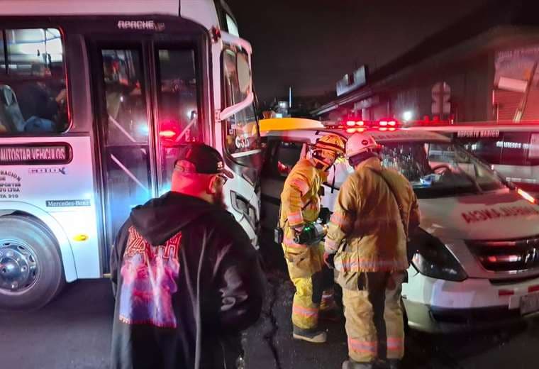 Choque entre ambulancia y autobús deja varios heridos en Cartago