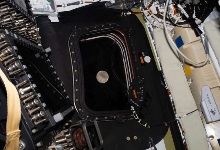 Astronautas de Artemis II pasan detrás de la Luna y se preparan para eclipse solar