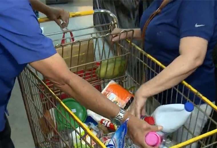 “La plata ya no alcanza”: Consumidores cambian hábitos ante aumento en costo de vida