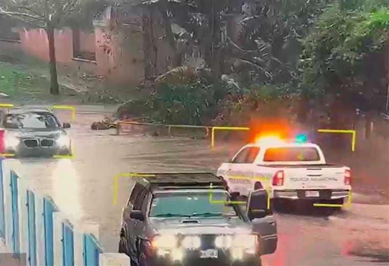 Video: Dos personas quedan atrapadas dentro de un carro por crecida de río