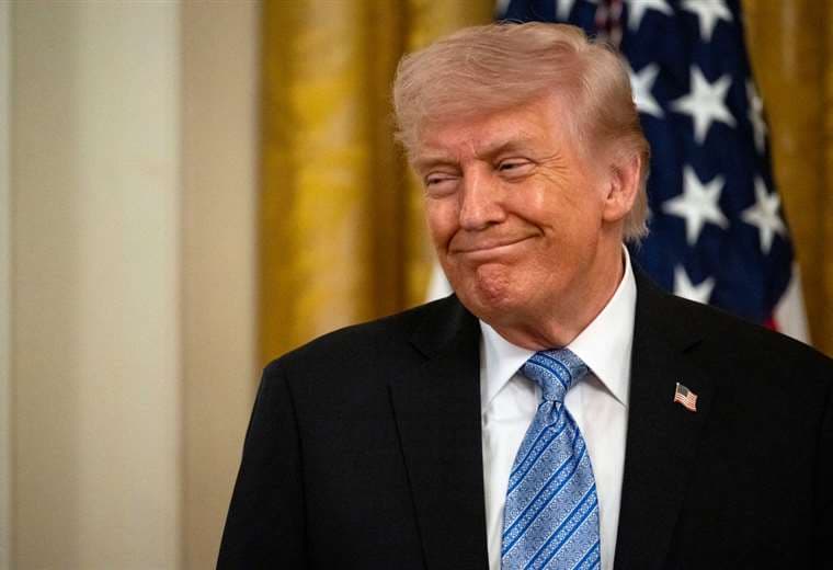 Juez de EE. UU. ordena a la Casa Blanca restablecer el acceso a medios vetados por Trump