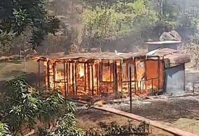 Fuego arrasa dos viviendas en Cangrejal de Acosta