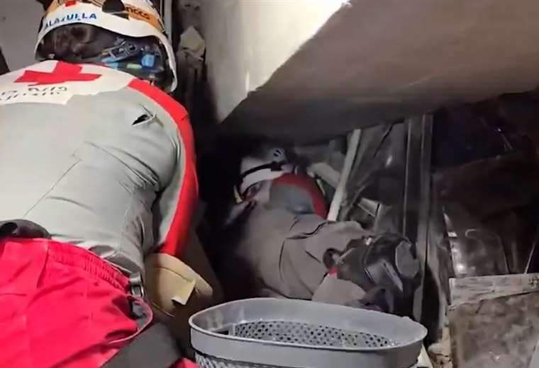 Rescate de Hernán en Venezuela: cruzrojistas ticos ya lograron verlo entre los escombros