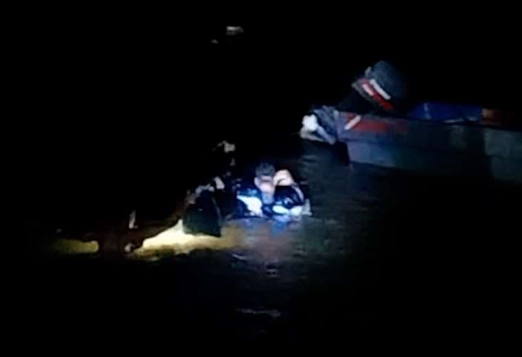 Pescadores guanacastecos arriesgan sus vidas para salvar las embarcaciones