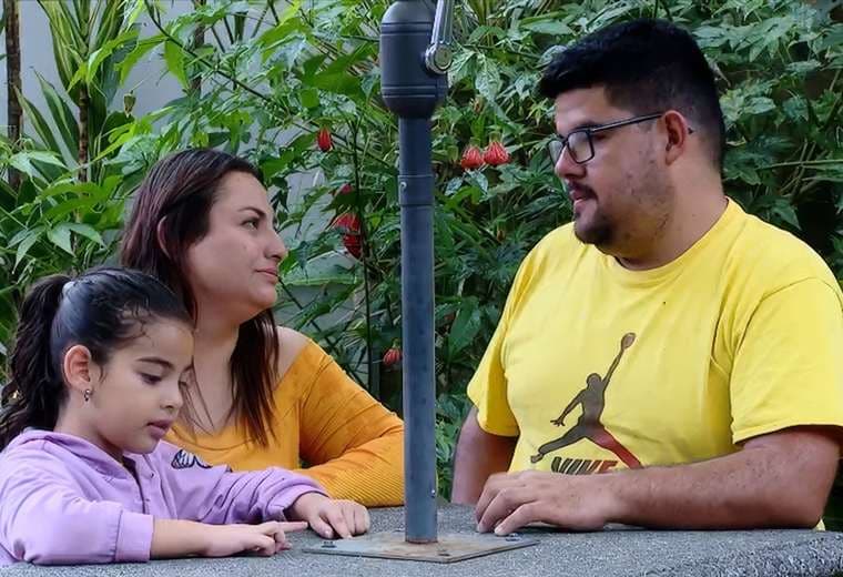Joven madre busca una cirugía para conservar el 35% de la visión que le queda