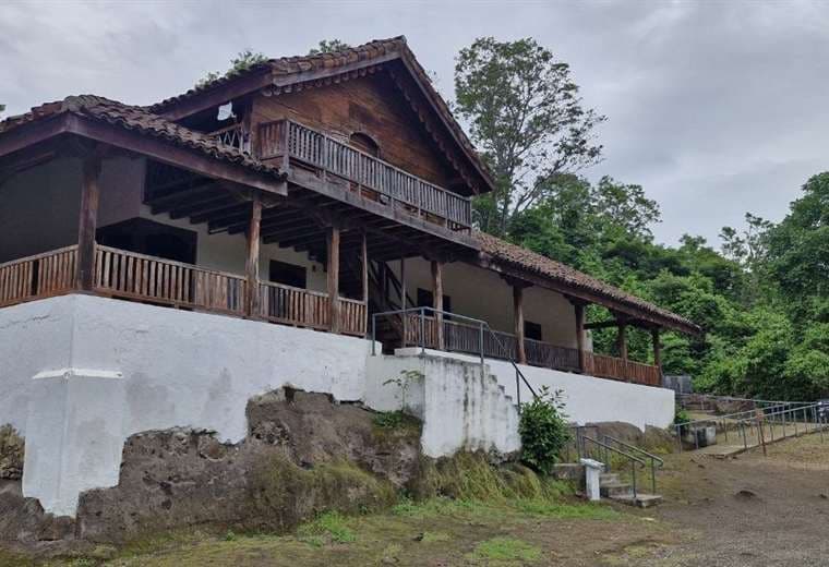 Exposición en la Casona de Santa Rosa usa IA para restaurar y ampliar fotos históricas