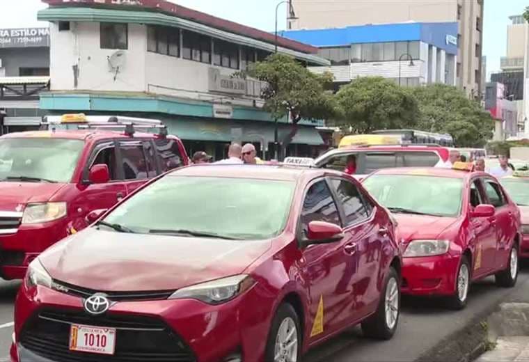 "Cada vez cuesta más sobrevivir": taxistas marchan para exigir regulación de plataformas