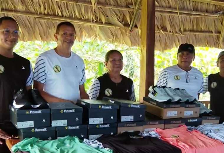 Indígenas de radio cultural 'La voz de Talamanca' reciben donativo de Teletica