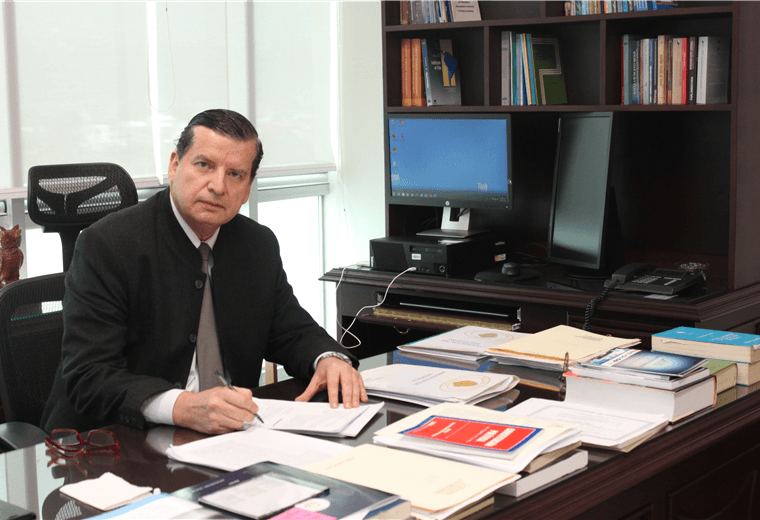 "Las democracias no se defienden solas", dice magistrado tras denuncia de "golpe de Estado"