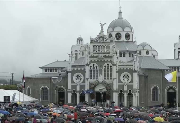 Bajo la lluvia, miles de fieles avanzan hacia la Basílica de los Ángeles
