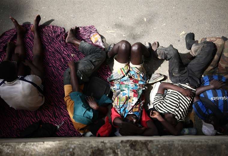 Cientos de menores duermen a la intemperie en Ceuta debido a la crisis migratoria