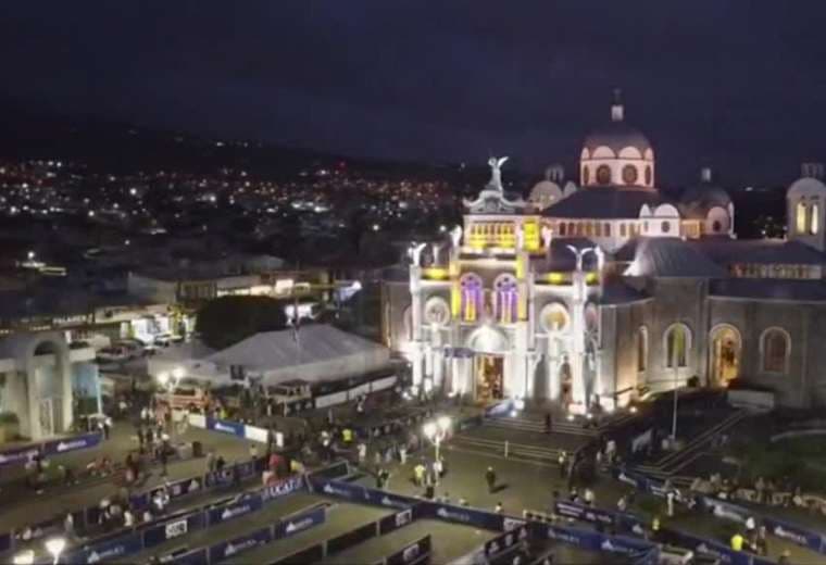 Fe, emoción y promesas: miles de peregrinos arriban a la Basílica de los Ángeles