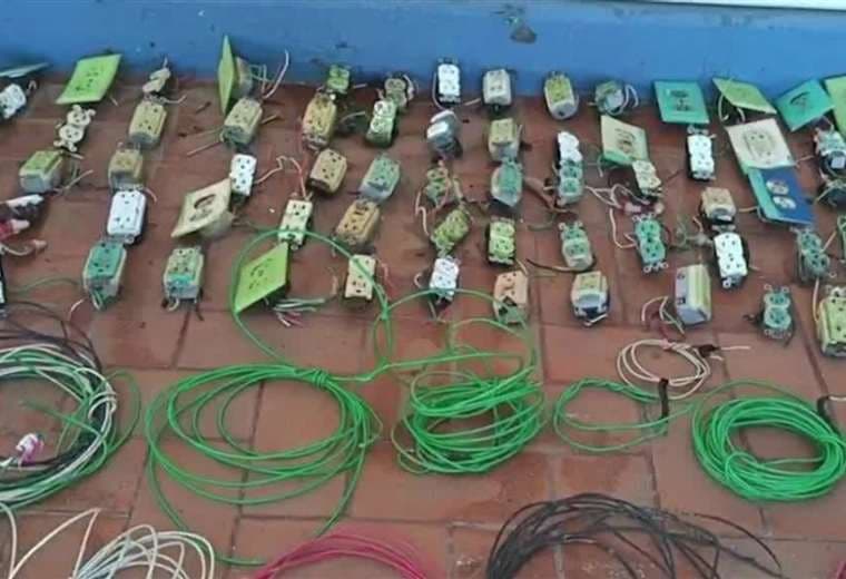 Sin tomacorrientes: 564 metros de conexiones eléctricas irregulares fueron retirados en cárceles