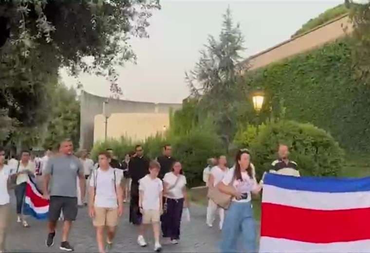 Ticos celebran el 2 de agosto en el Vaticano frente al mosaico de la Virgen de los Ángeles