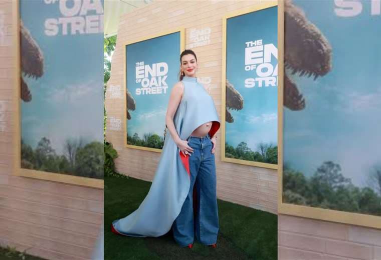 Anne Hathaway sorprende de nuevo con 'look' en premiere de 'The End of Oak Street'