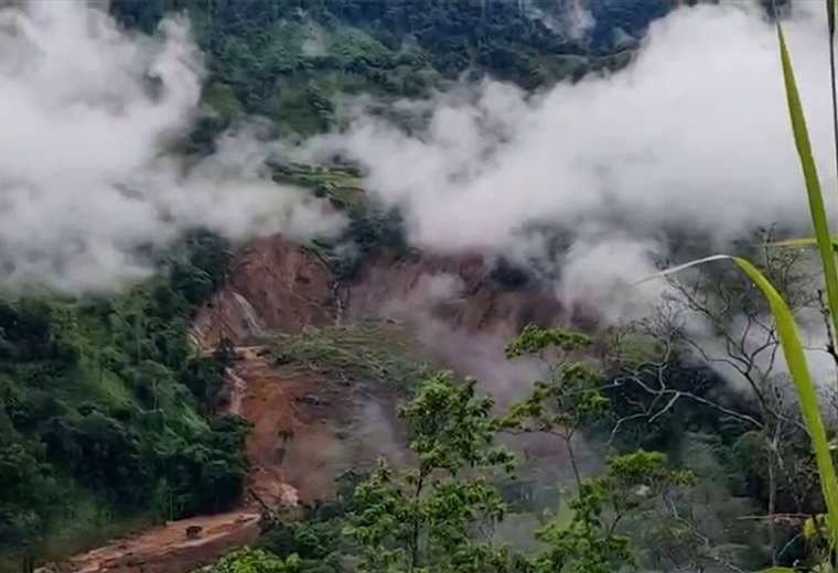 Deslizamiento que provocó tapón en río Pacuare destruyó puente peatonal y tres casas