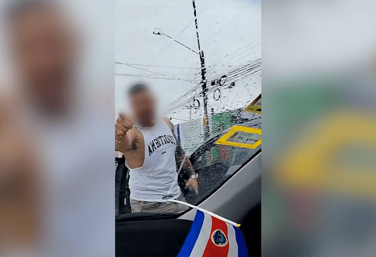 Video: Conductor rompe a patadas espejo de otro carro en San Ramón