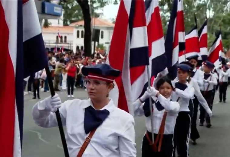 Calles se tiñen de azul, blanco y rojo para celebrar los 205 años de independencia