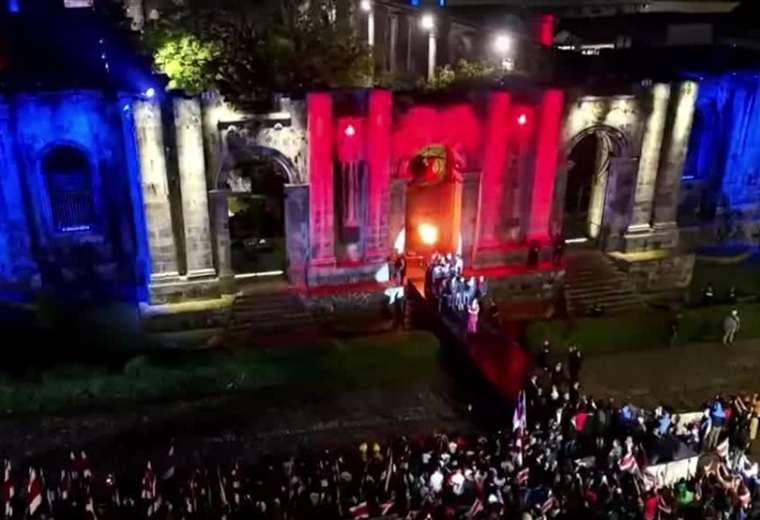 Fuego de la Independencia ilumina Cartago en la víspera del 15 de Setiembre