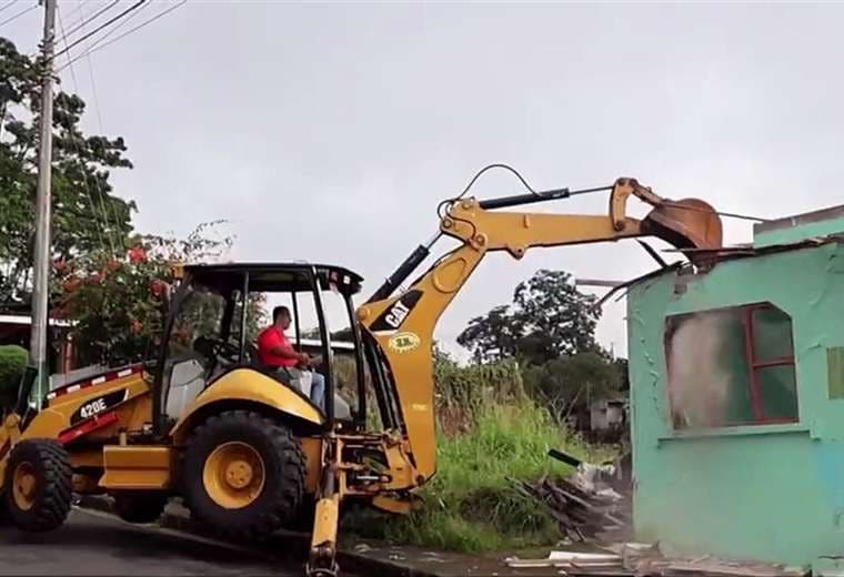 Municipalidad de Turrialba inicia demolición de casas inhabitables en la margen del río