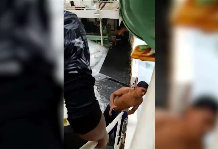 ¡Impactante! Buque con bandera panameña choca contra pesquero chino en Singapur