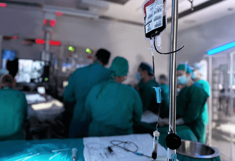 Hospital México realiza con éxito transfusión de sangre a bebé antes de su nacimiento