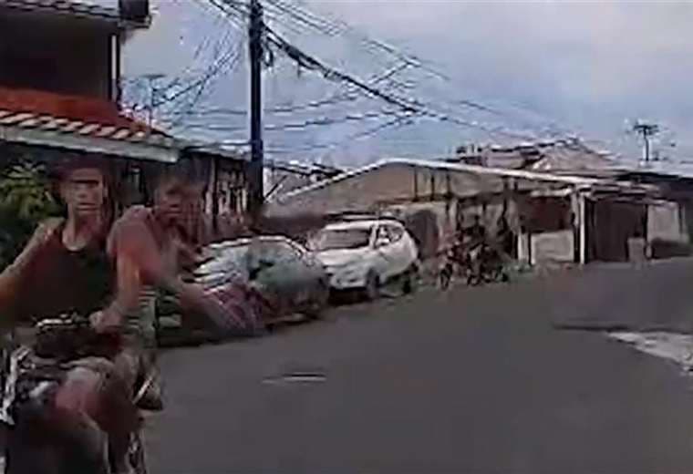 OIJ de Limón recibe denuncia por ataque a pedradas de motociclistas contra carro