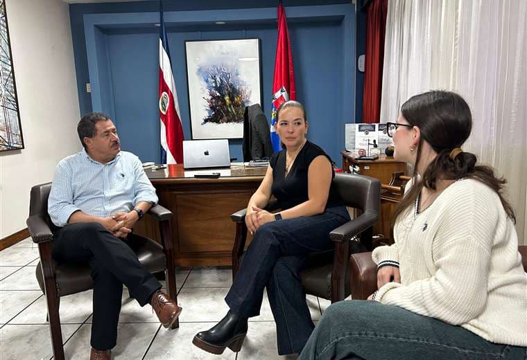 Mario Redondo se reunió con familia de Mauricio Alvarado/Municipalidad de Cartago