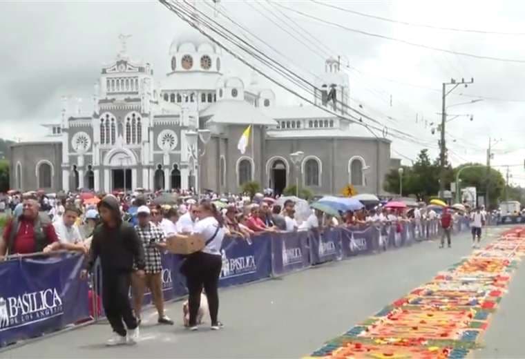 La Negrita regresó a la Basílica entre fe, pañuelos blancos y un llamado por la paz